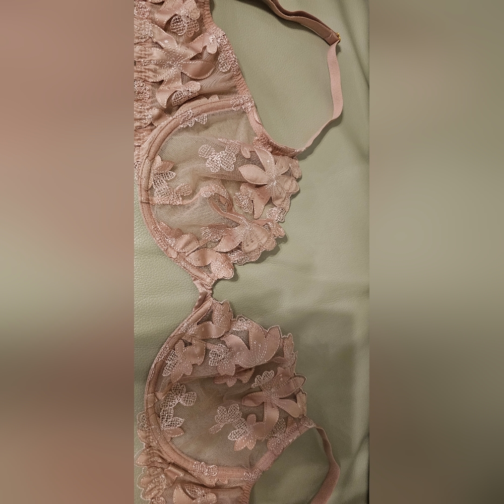 VICTORIA’S SECRET Unlined Plunge Bra